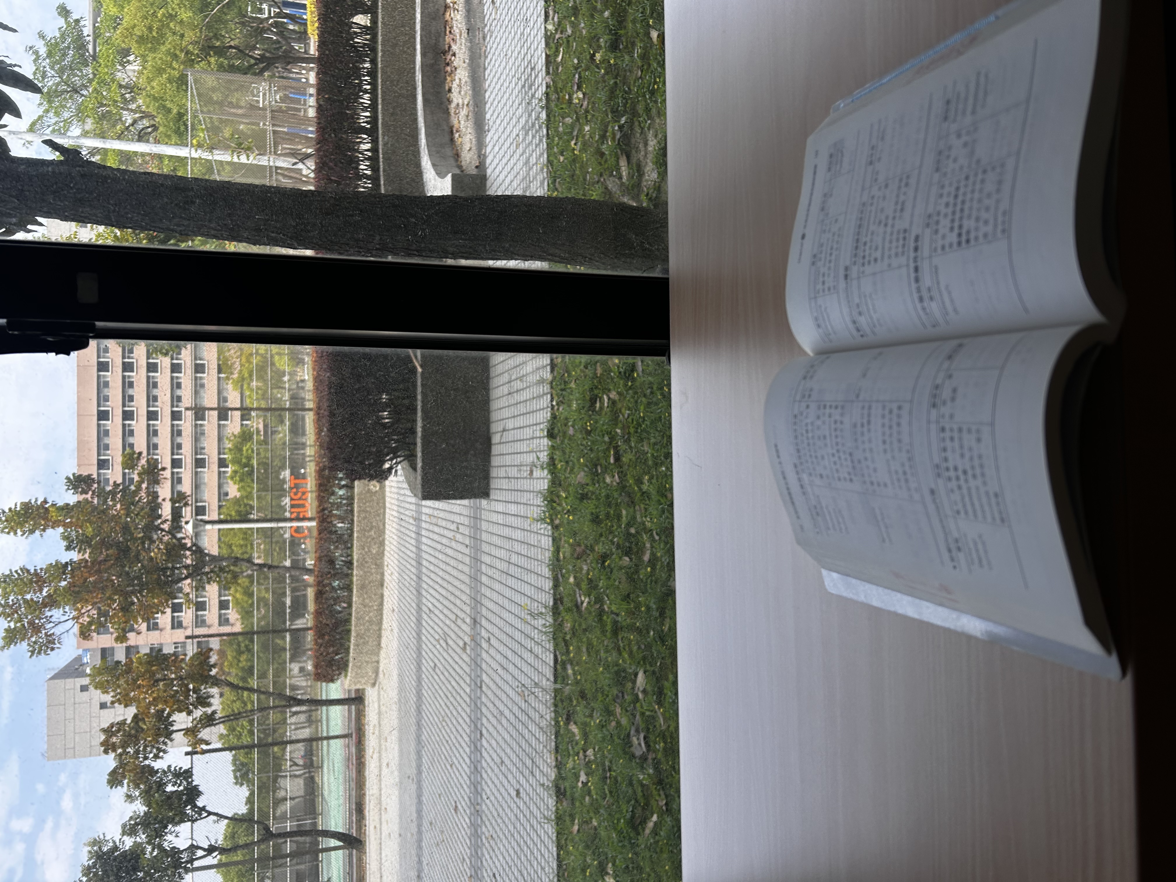 窗邊的書桌攤開一本書