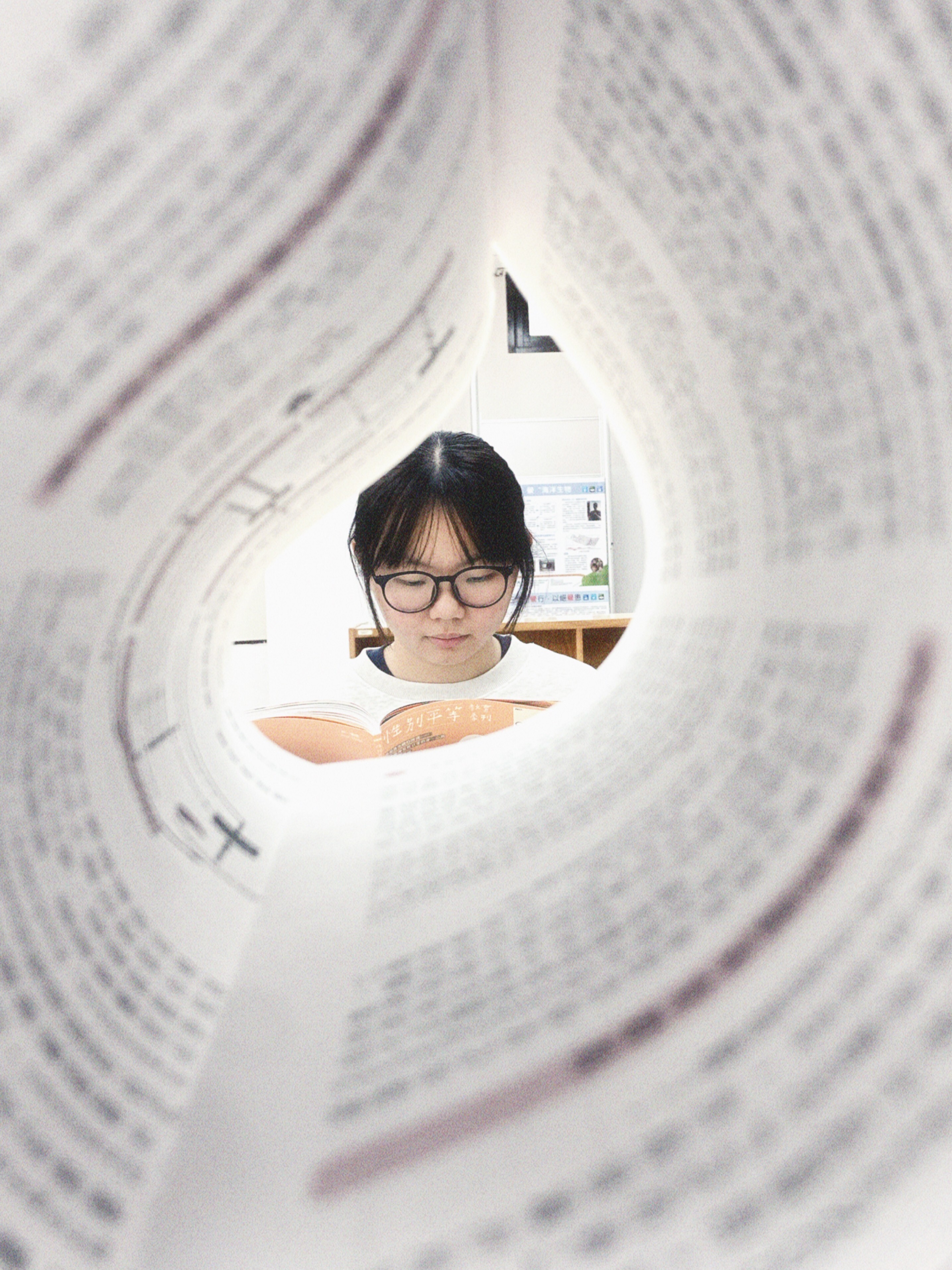 從書本中穿透過去有個人在看書